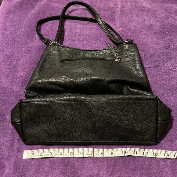 Liz Claiborne black handbag with lots of pockets and cute lock accent EUC - Picture 3 of 16